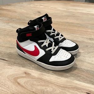 NIKE BOYS COURT BOROUGH 2 MID SNEAKER size 3Y